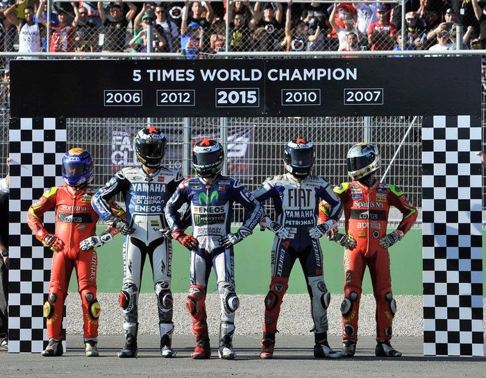 Jorge Lorenzo keluar sebagai juara dunia dengan keunggulan 5 poin saja dari Rossi di klasemen akhir pembalap