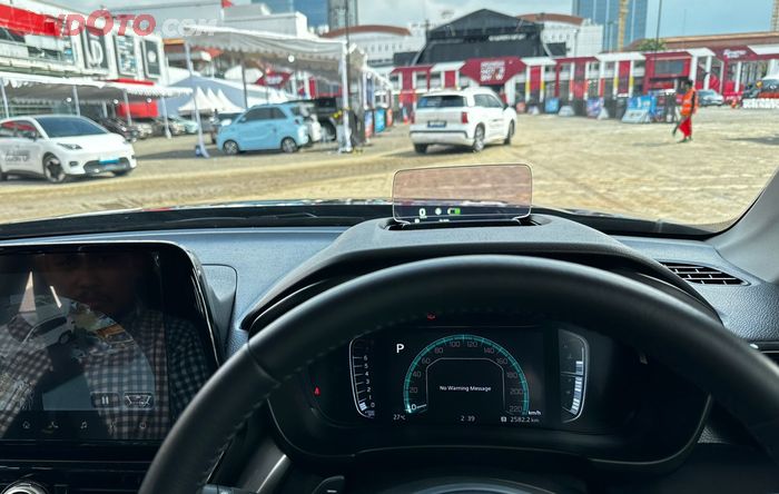 Head up display pada Suzuki Grand Vitara Hybrid