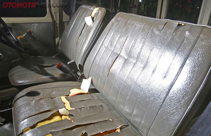 Jok depan sudah reclining, dan terdapat penutup pelat dibagian belakang sandarannya. 