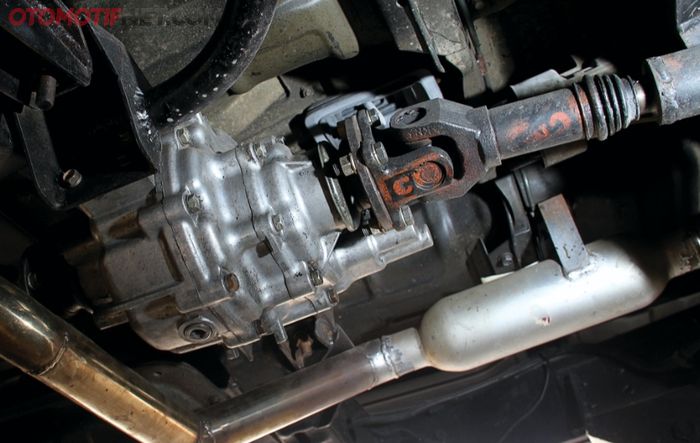 Transfercase memakai copotan Suzuki Jimny yang dibuatkan mounting baru. 