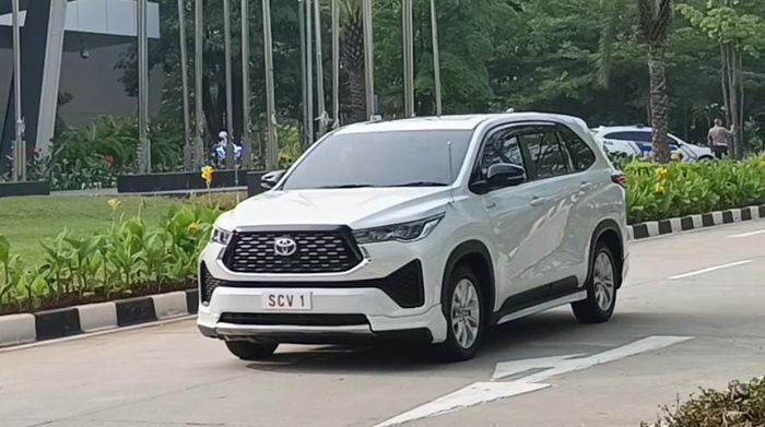 Toyota Kijang Innova Zenix yang dipakai Paus Fransiskus di Indonesia