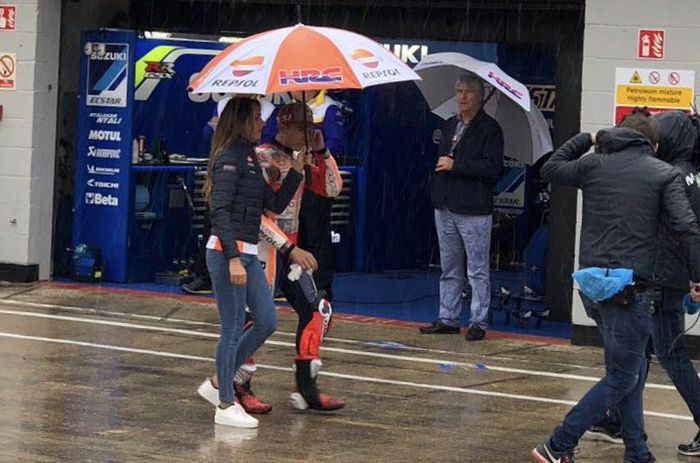 Semua pembalap balik ke paddock saat penundaan jadwal