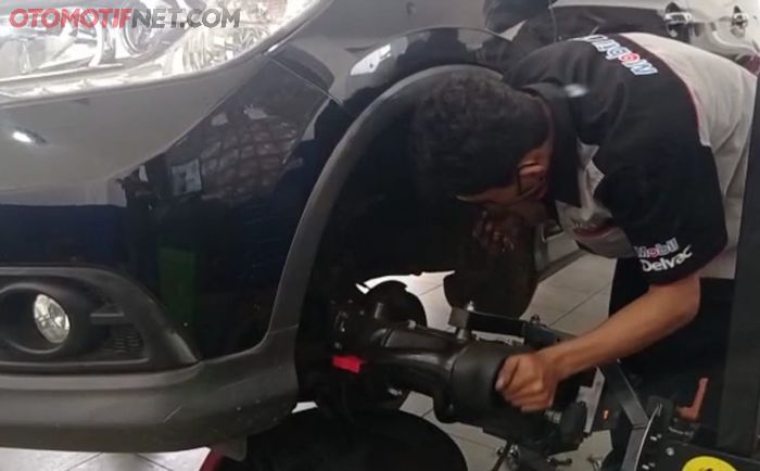Proses rematching disc brake menggunakan alat khusus di bengkel Nawilis Radio Dalam