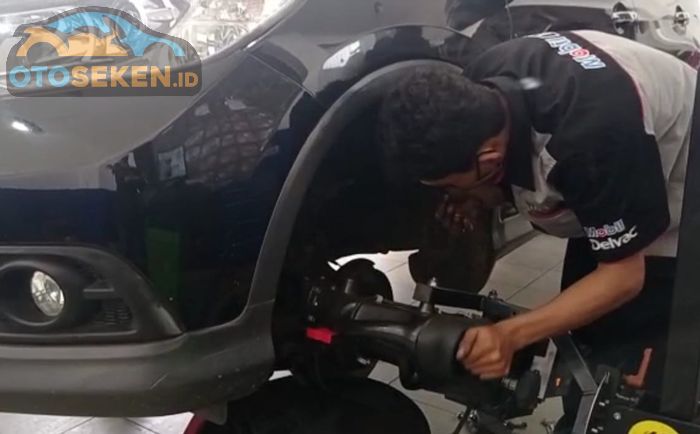 Proses rematching disc brake menggunakan alat khusus di bengkel Nawilis Radio Dalam