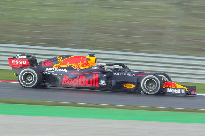 Max Verstappen berhasil menjadi yang tercepat, sementara duo Ferrari buat kejutan di FP1 F1 Turki 2020