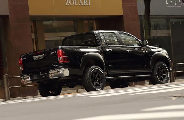 Tampilan belakang modifikasi Toyota Hilux garapan Artisan Spirits