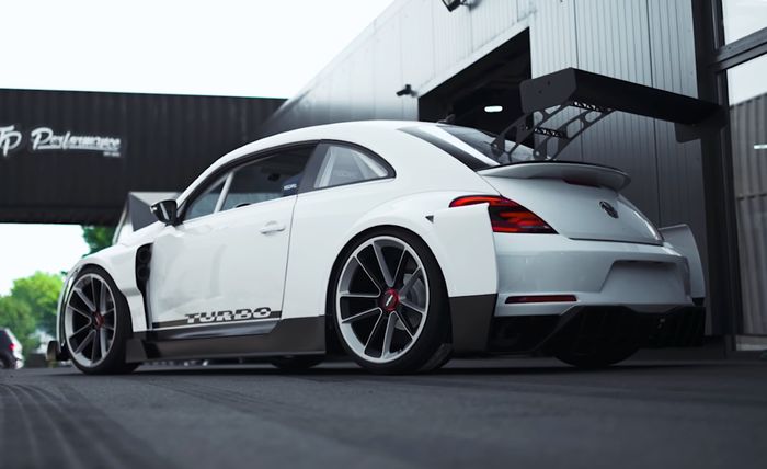 Tampilan samping modifikasi VW Beetle bertampang radikal