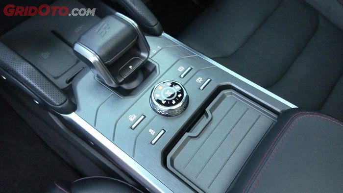 Kenop mode berkendara di konsol tengah