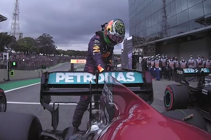Max Verstappen tertangkap kamera memegang sayap belakang mobil Lewis Hamilton di parc ferme setelah kualifikasi F1 Brasil 2021