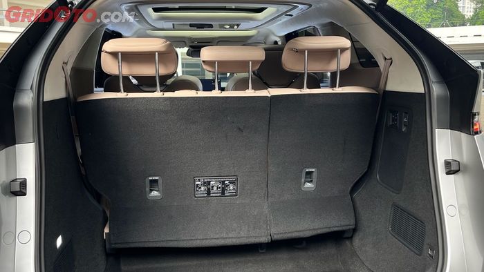 Kursi baris ketiga X9 Facelift kini menggunakan konfigurasi 60:40, dan bisa dilipat rata lantai.