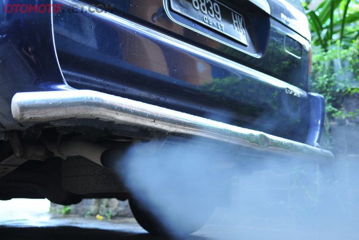 Emisi gas buang dari asal knalpot mobil diesel