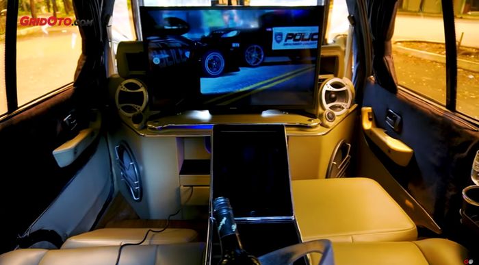 Interior baris kedua Isuzu Panther