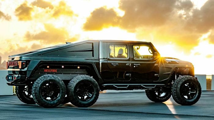 Modifikasi Jeep Gladiator 6x6 yang diberi julukan Hellfire