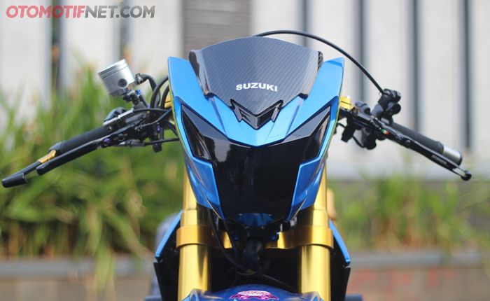 Lampu depan bawaan Suzuki Satria F150 ditutup stiker oracal berwarna gelap untuk menunjang kesan racing