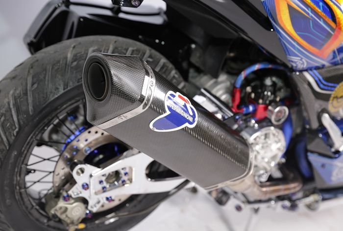 Muffler Termignoni dan swingarm kustom