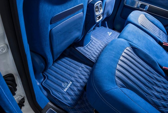 warna biru bahkan melapis hingga bagian karpet mobil