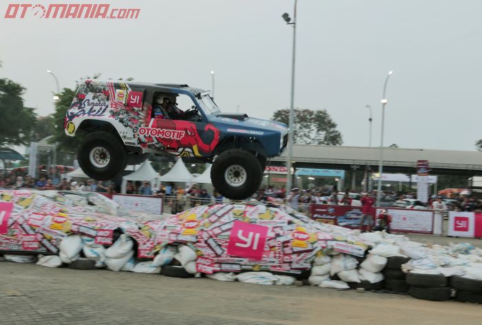 Aksi Gajah Monster 'terbang' di Otobursa TumplekBlek 2018