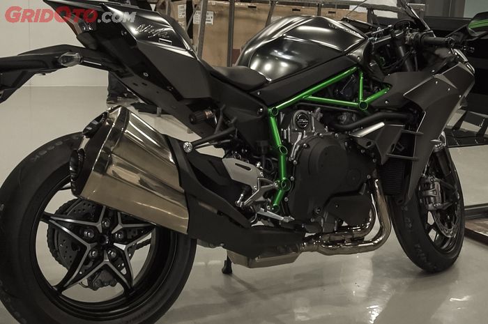 Kawasaki H2 Carbon menggunakan single side swingarm