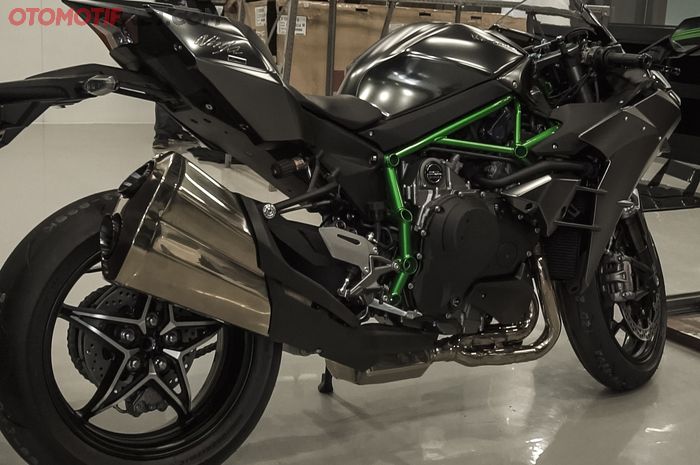 Kawasaki H2 Carbon menggunakan single side swingarm