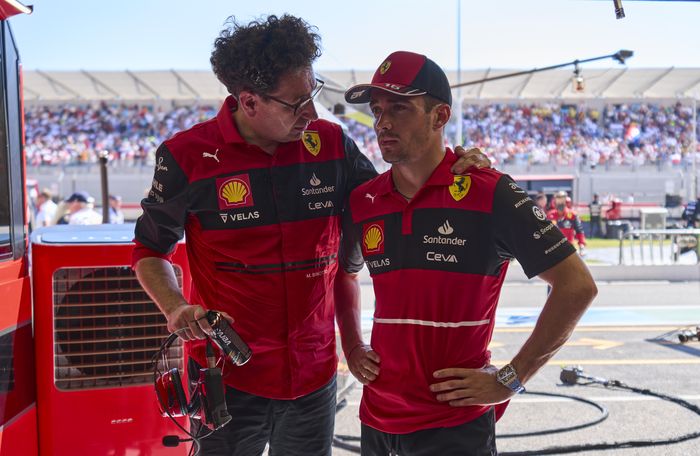 Bos tim Ferrari, Mattia Binotto menenangkan Charles Leclerc yang kecewa harus keluar dari balap F1 Prancis 2022 karena kecelakaan