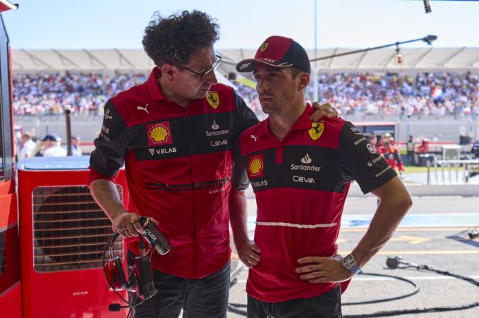 Bos tim Ferrari, Mattia Binotto menenangkan Charles Leclerc yang kecewa harus keluar dari balap F1 Prancis 2022 karena kecelakaan