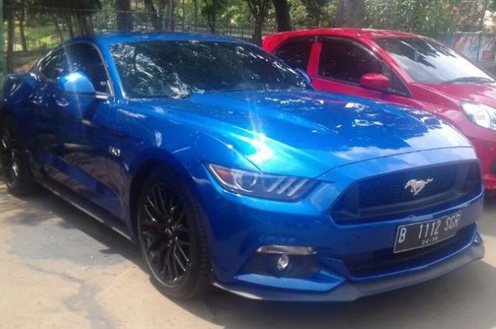 Ford Mustang warna biru milik Kevin Sanjaya