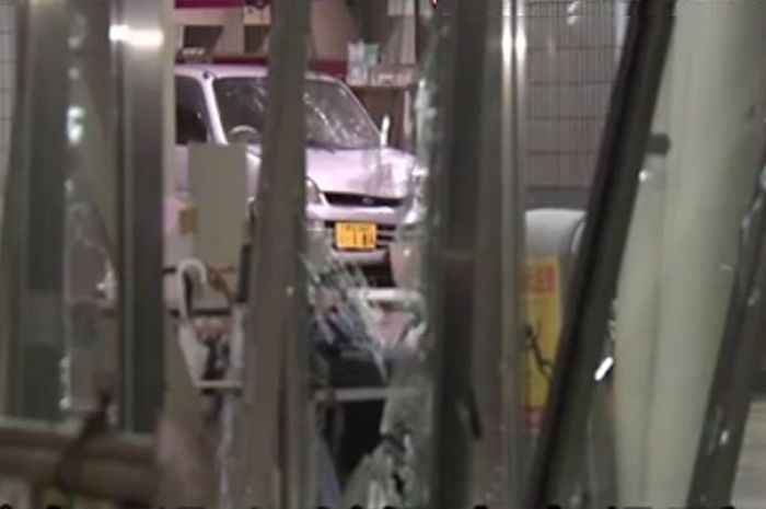 Mobil kecil (keijidosha) warna ungu muda dikendarai warga Ito menabrakkan mobil ke Kantor Wali Kota Ito, Jepang, Minggu (15/7/2018) malam. 