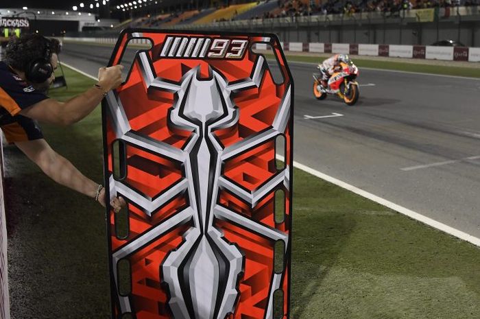 Selain dipakai sebagai alat komunikasi antara pembalap dan tim, ternyata pit board MotoGP bisa dipakai untuk sesatkan lawan