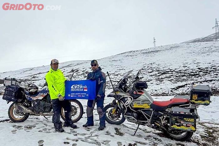 Dua rider Indonesia, Rial Hamzah (kanan) dan Adet Vriono, berhasil mencapai Everest Base Camp North Face di Tibet, China