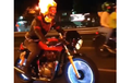 Ghost Rider Kendarai Royal Enfield Continental GT, Helmnya Terbakar