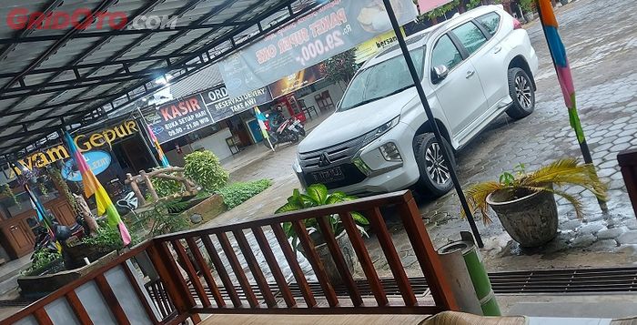 Singgah sejenak di Resto Ayam Gepuk Super Lezat di sekitar Jalan Jendral Sudirman, Pemalang.