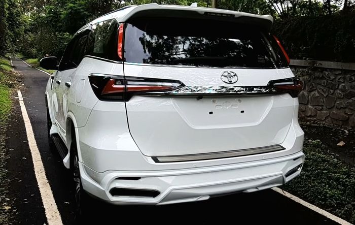 Tampilan belakang modifikasi Toyota Fortuner asal India