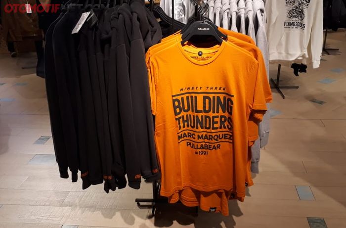 T-Shirt Marc Marquez by Pull &amp; Bear bewarna orange