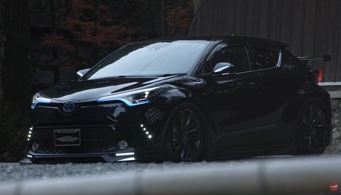 Modifikasi Toyota C-HR Hybrid memasok body kit TRD