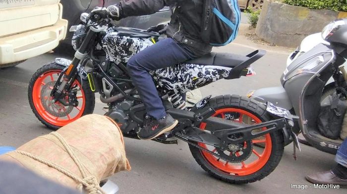 Sosok KTM bergaya scrambler terciduk di jalanan India