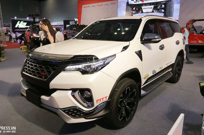 Modifikasi Toyota Fortuner pakai body kit bertabur aksen krom