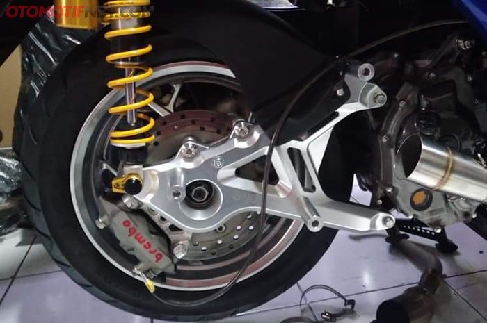 Kelebihan memakai swing arm NUI Racing di Yamaha XMAX bisa memakai kaliper dan bracket tipe apapun.