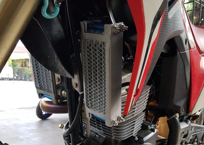 Dimensi oil cooler pas banget untuk sembunyi di balik shroud CRF150L