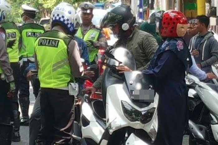 Suasana saat razia berlangsung di area Taman Monumen Arek Lancor Pamekasan, Madura, Selasa (25/2/2020).