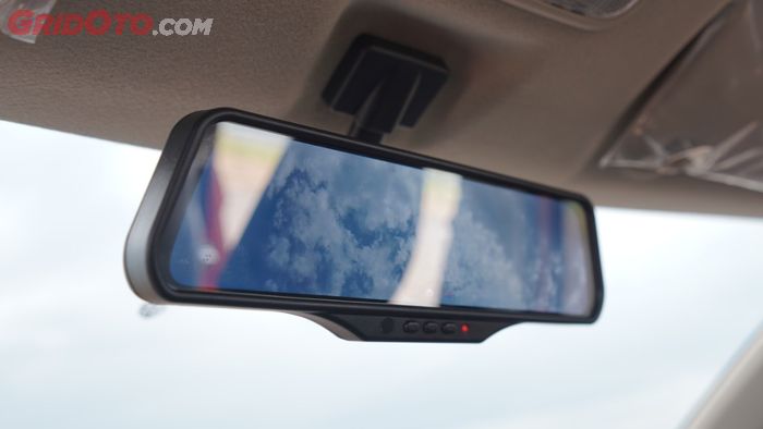 Smart E Mirror di XL7 juga sekaligus menjadi dashcam