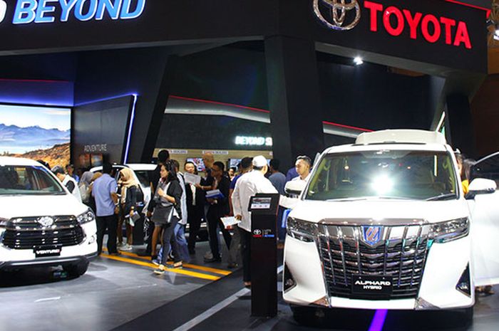 Toyota Alphard dan C-HR Hybrid jadi hadiah lucky draw Auto2000 selama pameran IIMS Surabaya 2019