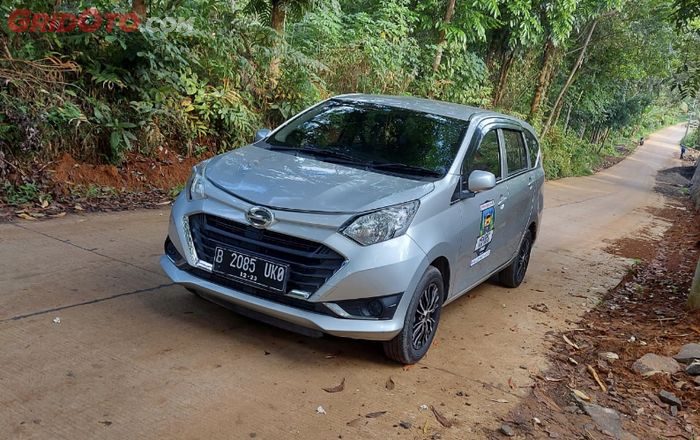 Daihatsu Sigra 1.2 X A/T Deluxe saat melintas di salah satu tanjakan curam ke arah Wisata Agro Bukit Waruwangi.