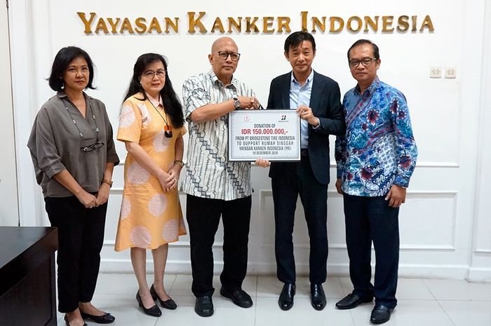 PT Bridgestone Tire Indonesia, memberikan sumbangan kepada Yayasan Kanker Indonesia