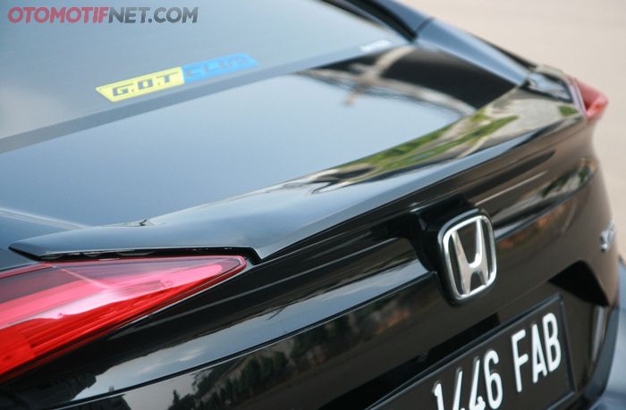 Panel karbon meliputi lips depan dan samping kiri kanan juga ducktail 