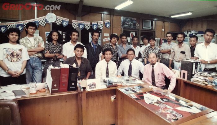 Willy Dreeskandar (kedua dari kiri). Ketika redaksi OTOMOTIF di Bedeng Palmerah kedatangan tamu yang semuanya pakai dasi, Chandra Alim (duduk kedua dari kiri), Dolly Indra Nasution dan Suparto Soejatmo
