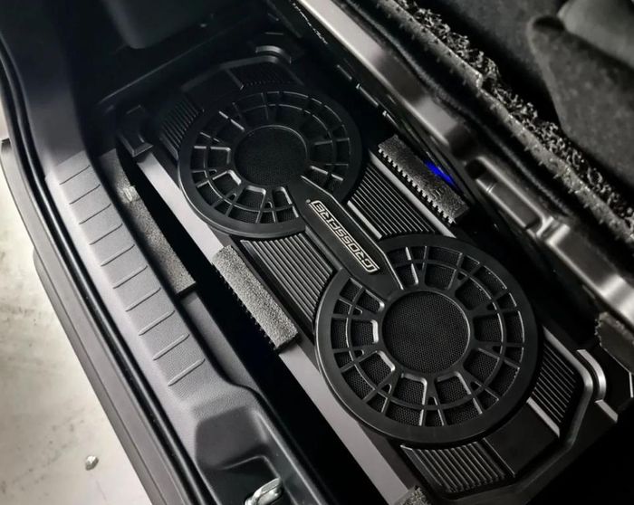 Subwoofer kembar diletakkan di bagasi Innova Zenix