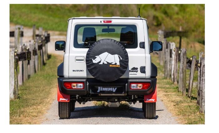 Logo badak khas Jimny ada di cover ban serep dan di pintu belakang