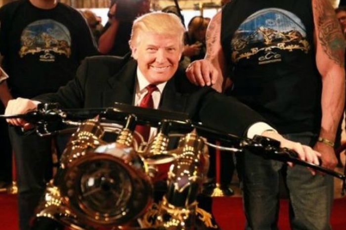 Presiden Donald Trump dan Paul Teutal Senior saat penyerahan Trump Chopper, Februari 2012.