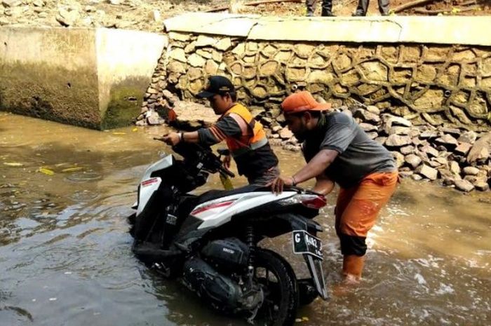 Petugas UPK Badan Air Dinas Lingkungan Hidup Jakarta Selatan menemukan satu unit sepeda motor di kal