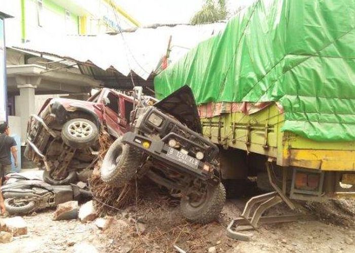 Video Kecelakaan Maut Di Bumiayu Truk Hantam Area Parkir Rs Siti Aminah Semua Halaman Gridoto Com